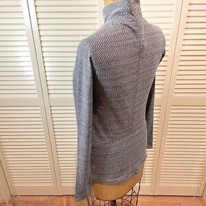 LULULEMON ATHLETICA Women's Longsleeve Top Grey/White Colors Size 8 NWOT